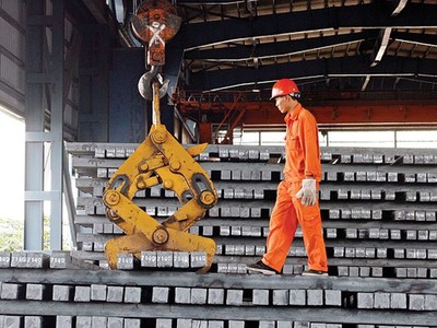 Nhập khẩu thép nguyên liệu tại cảng Hải Phòng.