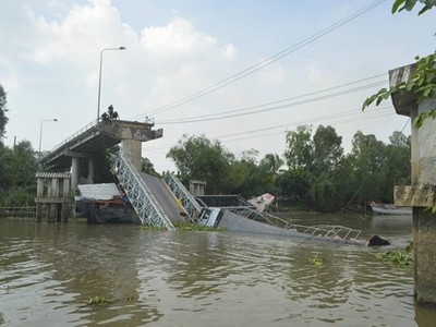 Vụ sậƿ cầu Tân Nghĩa bắc qua kênh Tháp Mười 2, xã Tân Nghĩa (H.Cao Lãnh, Đồng Tháp) đã khiến tuyến huyện lộ Tân Nghĩa – Gáo Giồng bị tê liệt