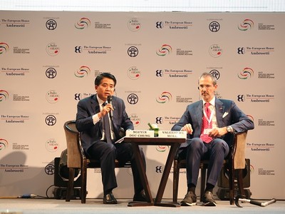 Chủ tịch UBND TP. Hà Nội Nguyễn Đức Chung trao đổi về một số nội dung các doanh nghiệp, nhà đầu tư Italia quan tâm tại Phiên 5 của “Đối thoại cấp cao về quan hệ kinh tế Italia – ASEAN” với chủ đề “Gặp gỡ Hà Nội – Italia”