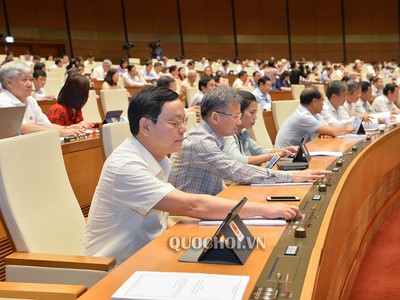 Các đại biểu nhấn nút thông qua Nghị quyết