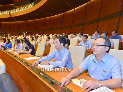 Các đại biểu tiến hành biểu quyết thông qua Luật sửa đổi, bổ sung một số điều của Luật Kinh doanh bảo hiểm, Luật Sở hữu trí tuệ