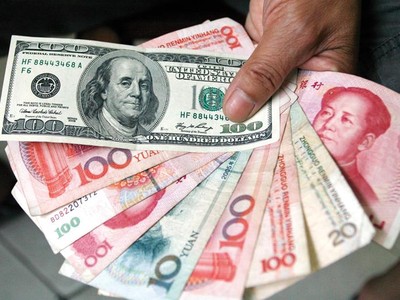 Giá trị USD có xu hướng tăng lên, trong khi giá trị NDT và một số đồng tiền trong khu vực giảm. Ảnh: Đ.T