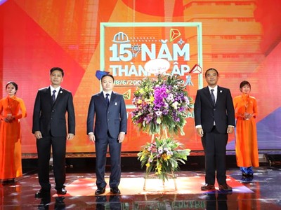 Ban lãnh đạo FECON nhận lẵng hoa chào mừng từ đại diện Raito Kogyo nhân dịp FECON tròn 15 năm thành lập