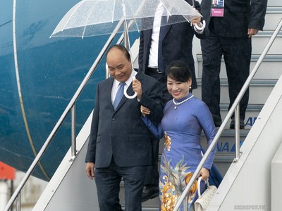Thủ tướng và Phu nhân đến sân bay quốc tế Kansai, Osaka dự Hội nghị G20. Ảnh: VGP/Quang Hiếu