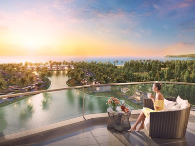 Từ ban công mỗi căn condotel, du khách có thể phóng tầm mắt ra một vùng cảnh quan cỏ cây, biển cả bao la rộng lớn.