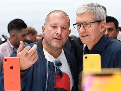 Jony Ive (trái) và CEO Apple Tim Cook. Ảnh: Getty Images.