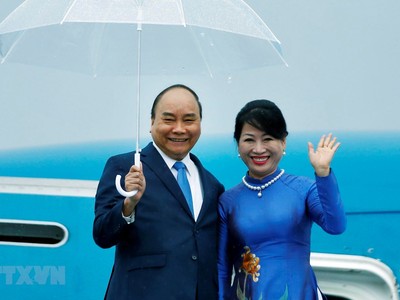 Thủ tướng Chính phủ Nguyễn Xuân Phúc và Phu nhân tại Sân bay quốc tế Kansai, Osaka. (Ảnh: Thống Nhất/TTXVN)