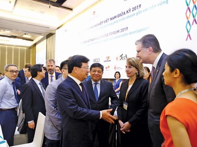 Các đại biểu trao đổi bên lề VBF giữa kỳ 2019. Ảnh: Đức Thanh