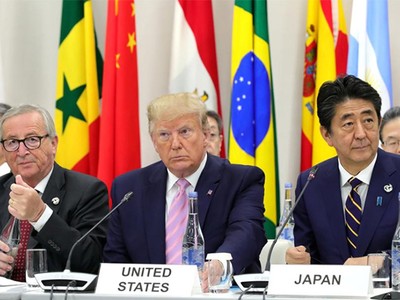 Thủ tướng Nhật Bản Shinzo Abe, Tổng thống Mỹ Donald Trump và Chủ tịch Ủy ban châu Âu Jean-Claude Juncker tại Hội nghị thượng đỉnh G20 diễn ra ngày 28/6 tại Osaka (Nhật Bản)