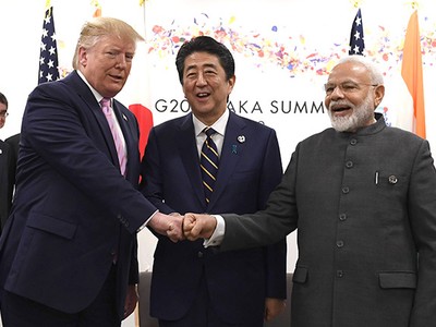 Tổng thống Mỹ Donald Trump, Thủ tướng Nhật Bản Shinzo Abe và Thủ tướng Ấn Độ Narendra Modi bắt tay trước khi diễn ra cuộc gặp ba bên