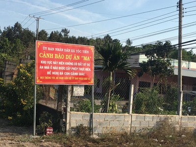 UBND xã Tóc Tiên phải cắm cọc cảnh báo người dân cảnh giác với dự án “ma” 