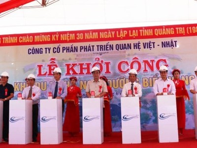 Các đại biểu ấn nút khởi công dự án.