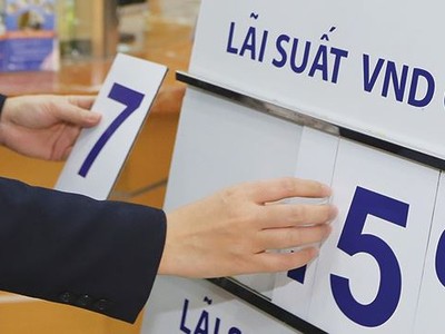 Lãi suất VND tiếp tục tăng, nhất là ở kỳ hạn dài là do các ngân hàng đang phải tái cơ cấu lại nguồn vốn.