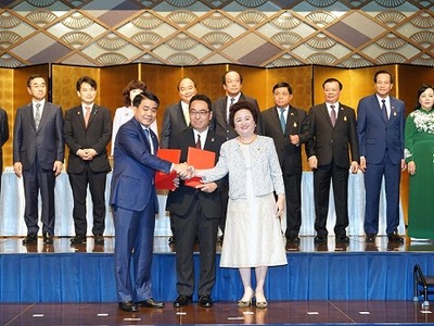 Chủ tịch Thành phố Nguyễn Đức Chung và đại diện các tập đoàn Nhật Bản trao đổi các biên bản ghi nhớ (MOU) về việc hợp tác đầu tư vào nhiều dự án trên địa bàn Thành phố. Ảnh: Thùy Linh