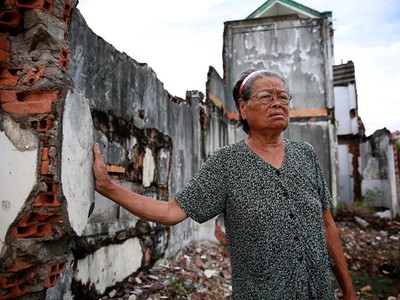 Một người dân Thủ Thiêm trước ngôi nhà bị cưỡng chế. Ảnh: Ngọc Dương