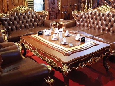 Có thể cùng một bộ sofa, nhưng đặt ở các vị trí showroom, đơn vị phân phối khác nhau thì giá cả cũng khác nhau. Ảnh: Kim Đức