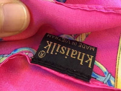 Thương hiệu Khaisilk nhiều năm liền bán khăn lụa Made in Vietnam nhưng nhập khẩu từ Trung Quốc.