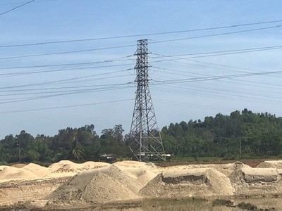 Trạm biến áp 500 kV Dốc Sỏi đang đóng cọc tre xử lý nền 