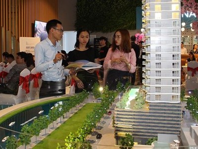 Nhân viên môi giới giới thiệu dự án cho khách hàng. Ảnh minh họa