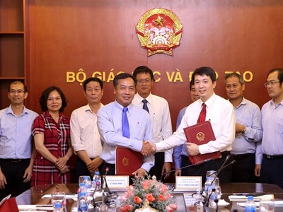 Ông Lê Trọng Minh, Tổng Biên tập Báo Đầu tư và ông Phạm Quang Hưng, Cục trưởng Cục Hợp tác quốc tế, Bộ Giáo dục và Đào tạo Ký kết Chương trình phối hợp tuyên truyền về hợp tác, đầu tư trong lĩnh vực giáo dục và đào tạo giai đoạn 2019-2020. Ảnh: Hồ Hạ.