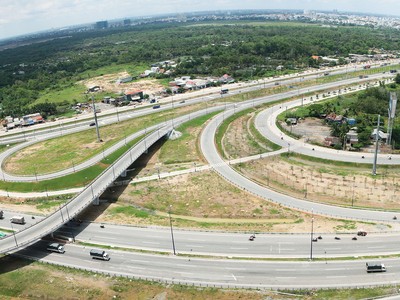 Hạ tầng được hoàn thiện, 
hiện đại là tiêu chí hàng đầu tạo đà phát triển bất động sản. Ảnh: Lê Toàn 