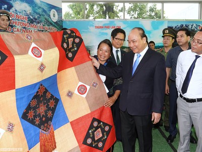 Thủ tướng dự Hội nghị xúc tiến đầu tư, thương mại, du lịch Lào Cai