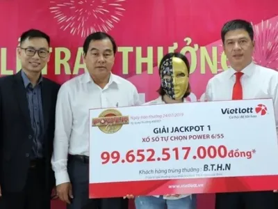 Bà N. tại buổi trao thưởng chiều 24/7. Ảnh: Vietlott.