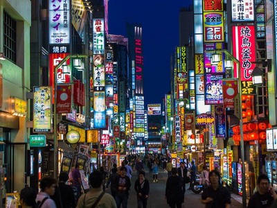 Shinjuku đông đúc vào buổi tối. Ảnh: Time Out. 