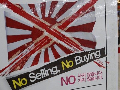 Biển báo vận động tẩy chay hàng hóa Nhật Bản tại một cửa hàng ở Seoul, Hàn Quốc - Ảnh: AP