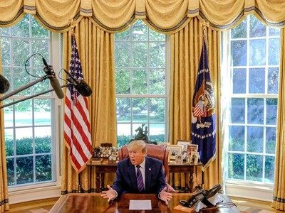 Ông Trump trả lời phóng viên tại Phòng Bầu dục hôm 26/7. Ảnh: Bloomberg.