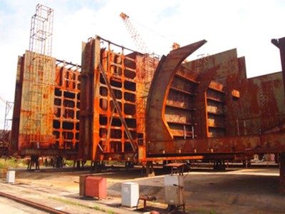 Các tổng đoạn thân tàu dở dang tại Nhà máy đóng tàu Bạch Đằng.