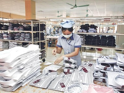 Các doanh nghiệp dệt may đang gặp khó khăn từ cạnh tranh lao động và chi phí sản xuất tăng.