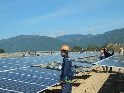 Việc dòng vốn tư nhân đổ mạnh vào điện mặt trời thời gian qua có tác động chính từ việc giá mua điện mặt trời được Chính phủ cho phép ở mức tương đương 9,35 UScent/kWh.