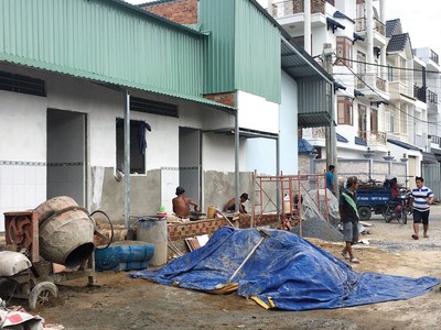 Trong khi quận 12 và huyện Hóc Môn đang chật vật giải quyết hậu quả "nhà 3 chung", thì ở quận 9 cũng đang rộ lên xu hướng xây nhà này. Ảnh: Trọng Tín