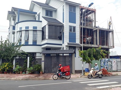 Toàn bộ các căn nhà tại Khu dân cư Tăng Phú đều chưa có số nhà và sổ hồng