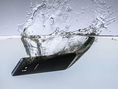 Nhiều trường hợp máy bị vào nước mà người dùng không biết, cố gắng bật lại gây chập bảng mạch.