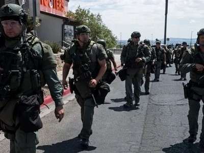 Cảnh sát đặc nhiệm triển khai ở hiện trường vụ xả súng chiều 3/8. Ảnh: AFP.