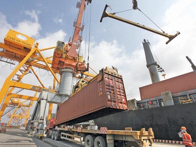 Dịch vụ đại lý tàu biển có thể sẽ không còn là ngành nghề kinh doanh có điều kiện. Trong ảnh: Các hoạt động tại Cảng Hải Phòng. Ảnh: Đức Thanh