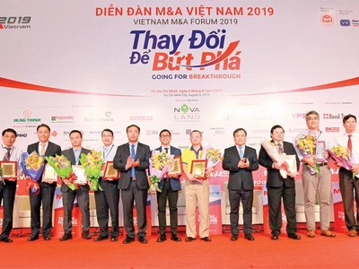 Ban Tổ chức Diễn đàn trao giải cho các thương vụ M&A tiêu biểu. Ảnh: Lê Toàn