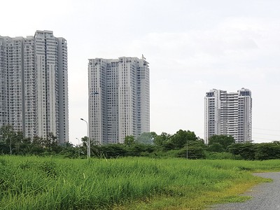 Bất cập trong quy hoạch và thủ tục cấp phép khiến thị trường bất động sản TP.HCM gần như "đứng hình" trong nửa đầu năm nay. Ảnh: Gia Huy