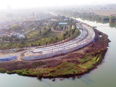 Một phần bờ kè đã được thi công