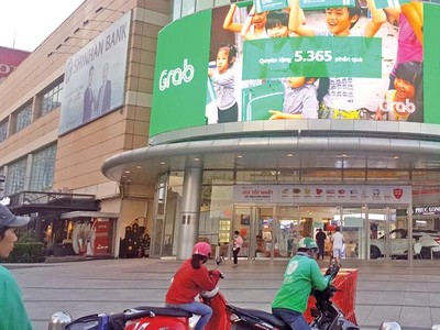 Các mô hình kinh tế chia sẻ - như dịch vụ của Grab đang cạnh tranh gay gắt mới mô hình kinh doanh truyền thống.