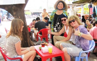 Du khach quốc tế thưởng thức ẩm thực Hà Nội.