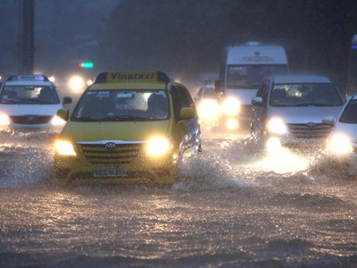 Đường Nguyễn Hữu Cảnh, phía chân cầu Sài Gòn ngập nặng