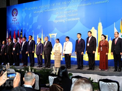 Chủ tịch Quốc hội Nguyễn Thị Kim Ngân và các trưởng đoàn chụp ảnh chung tại lễ khai mạc (Ảnh: TTXVN)