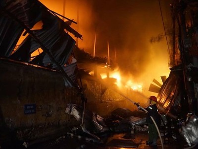 Kho bóng đèn Rạng Đông cháy hơn 5 tiếng