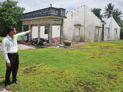 Ngôi nhà của ông Bảy hoàn toàn bị sụp đổ vì suốt 15 năm nằm trong dự án treo không thể sửa chữa