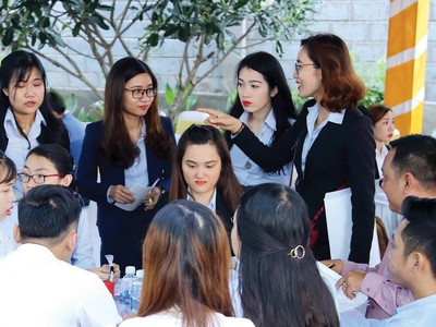 Môi giới tốt luôn là đối tượng tranh giành của các sàn. Ảnh: Gia Huy