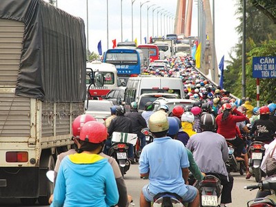 Cầu Rạch Miễu 1 được đưa vào khai thác từ năm 2009 thường xuyên bị ùn tắc giao thông vào những dịp cuối tuần.