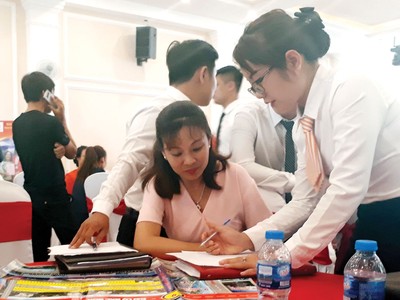 Khách hàng được nhân viên môi giới chăm sóc kỹ lưỡng